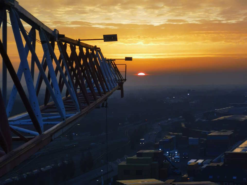 Sonnenaufgang am Industriehafen in Bremen